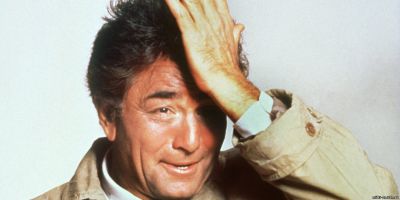 Сюжет сериала «Columbo» вращается вокруг лейтенанта Коломбо, который является антиподом классического детектива: он рассеян и старомоден, с одним глазом явно не выглядит на красавцем, курит недорогие сигары, всегда носит один и тот же помятый плащ, водит разваливающийся «Пежо» и не ухлестывает за женщинами, так как давно и беспросветно женат.