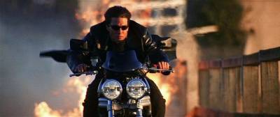 Художественный фильм «Миссия: невыполнима» создали в США в 1996 году. Снял этот своего рода знаковый фильм режиссер Брайан Де Пальма по сценарию Брюса Геллера. В качестве продюсера выступили Пол Хичкок и Том Круз, исполнивший в фильме главную роль. Фильм «Миссия: невыполнима» является остросюжетным приключенческим боевиком, в котором Том Круз показал свою артистическую и физическую форму в самом лучшем виде. Головокружительные погони, фантастические приключения, невыполнимые задания держат зрителя в напряжении до самой последней секунды экранного времени. Этот фильм дал старт множественным сериалам, в которых неутомимый Том Круз уже прочно сросся с ролью Итана Ханта, суперспецагента. <br /><br /> Сюжет фильма «Миссия: невыполнима»: агент ЦРУ Итан Хант всегда с блеском выполнял самые сложные и опасные задания. Но начальство решило, что Хант слишком много знает, и решило с ним «расстаться». При выполнении очередного задания группа Ханта потеряла несколько человек, а самого Итана обвинили в предательстве. Чтобы снять с себя обвинения в предательстве, Ханту нужно найти настоящего «крота»….